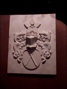 Ns Puumassasta valmistettu vaakuna.