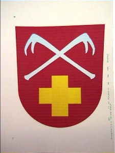 H�meenpunaisella hopeiset kaskiharat ja Hattulanristi ( kreikkalainen risti )